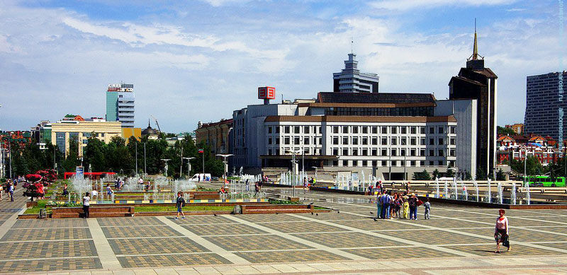 Площадь перед театром Галиаскара Камала