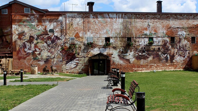Граффити во дворе старо-татарской слободы в Казани